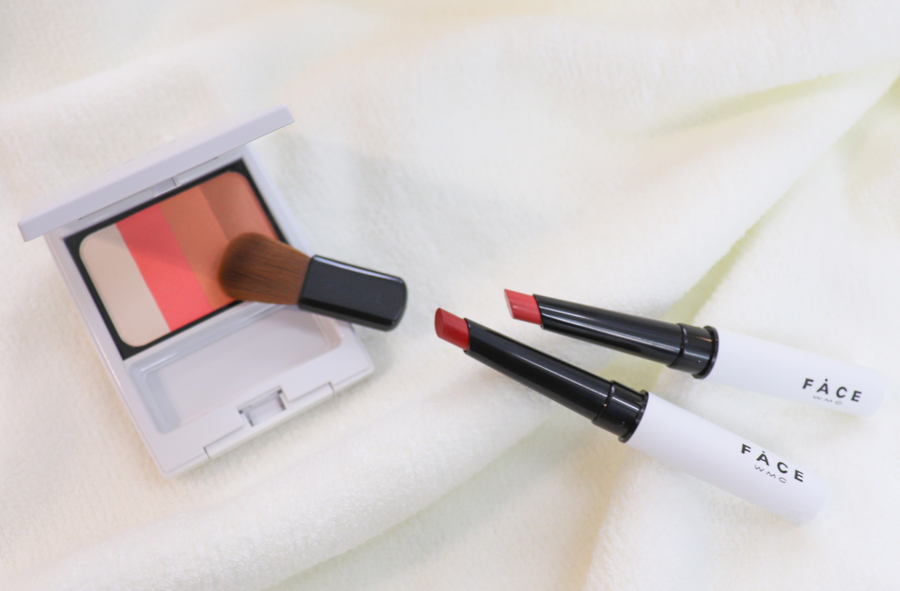 限定販売！FACE THE GLOW ON BRUSH＆THE ROUGE STICKで華やか上品